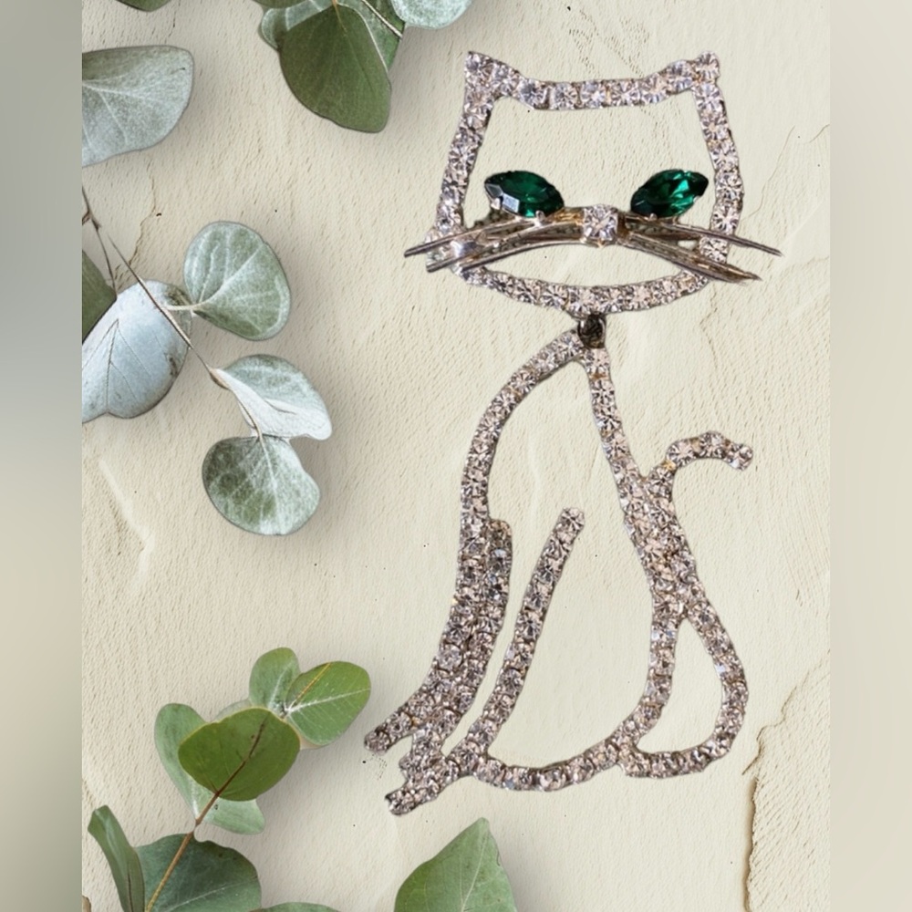 V I N T A G E • Rhinestone and Emerald Green Stone Cute Cat Brooch